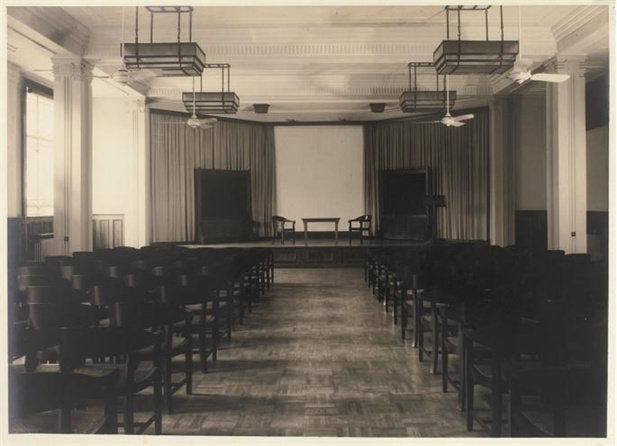 1679991095693037403.jpg 图为雷士德医学研究院的大礼堂,铺有柚木地板,配有吊扇.jpg