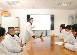 2020年，天行中国手机网页版医工总院同心抗疫，共克时艰，图为上海医药工业研究院科研人员开展抗新冠肺炎相关药品技术攻关。